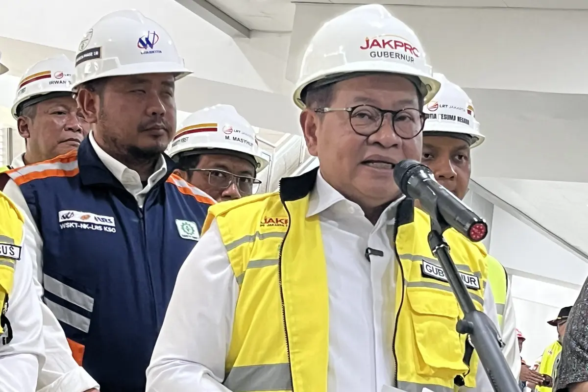 Gubernur DKI Jakarta Pramono Anung di Stasiun LRT Pemuda Rawamangun, Jakarta Timur.