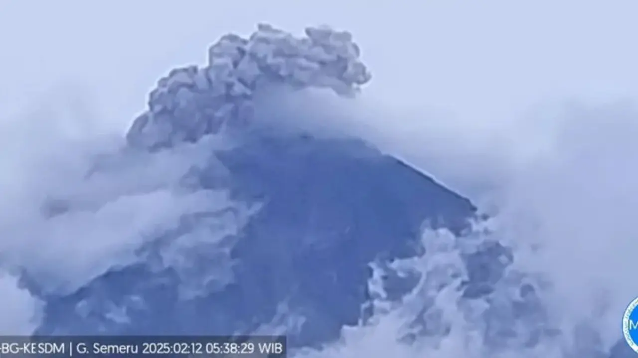 Gunung Semeru kembali erupsi dengan ketinggian 1000 meter (Istimewa)