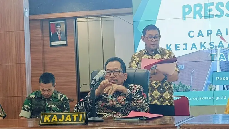 Asisten Tindak Pidana Khusus Kejati Riau Imran Yusuf (berdiri) menjelaskan perkara korupsi jaringan listrik di PLN yang akhirnya dihentikan.
