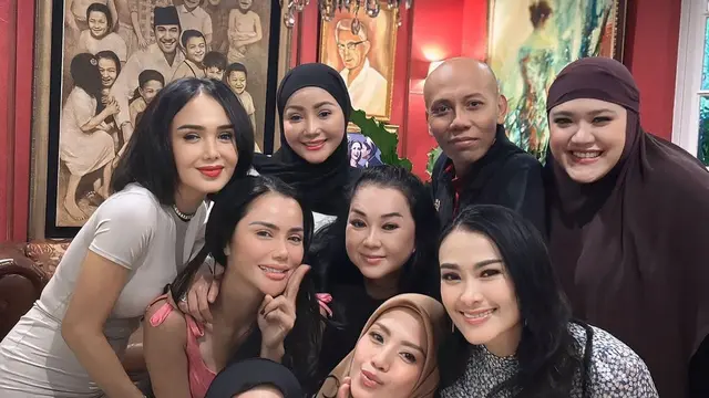 Momen Arisan Melly Goeslaw dan Sahabat di Rumah Yuni Shara