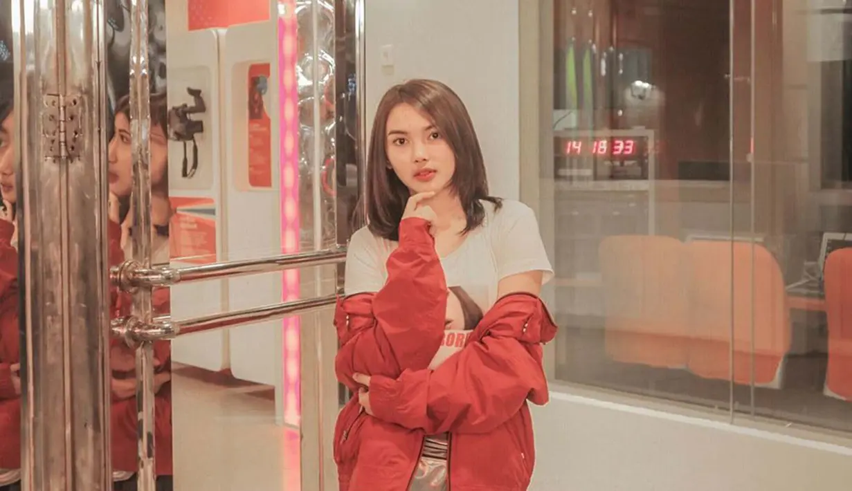 Tidak hanya jago bernyanyi, gadis kelahiran 2 Oktober 2002 ini juga pandai bermain gitar dan sering cover lagu di Instagram pribadinya. (Liputan6.com/IG/@shakirajsmn)