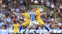 Pemain Chelsea, Jorginho dan Ross Barkley, duel udara dengan pemain Huddersfield Town, Jonathan Hogg, pada laga Premier League di Stadion John Smith's, Sabtu (11/8/2018). Chelsea menang 3-0 atas Huddersfield Town. (AP/Mike Egerton)