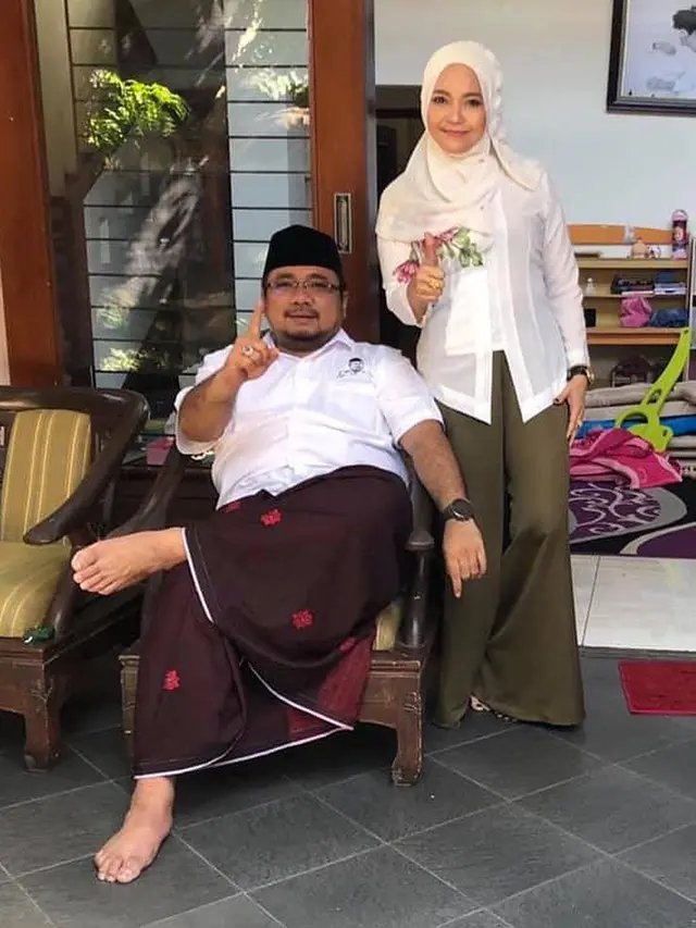 7 Potret Mesra Menteri Agama Gus Yaqut dan Istri, Romantis Banget