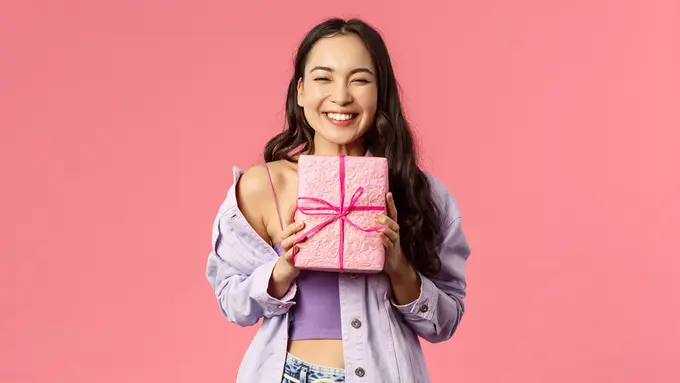 perempuan memberi kado ulang tahun