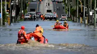 Pekerja darurat melakukan patroli untuk mengevakuasi penduduk dari banjir di pinggiran Kota Melbourne, Maribyrnong, Australia, Jumat (14/10/2022). Sejumlah area di Australia dilanda banjir akibat curah hujan tinggi, Melbourne di negara bagian Victoria pun juga terendam banjir. (William WEST/AFP)