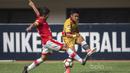 Gelandang Mitra Kukar, Septian David Maulana, berusaha melewati bek Persija, Ismed Sofyan, pada laga Liga 1 di Stadion Patriot, Bekasi, Minggu (14/5/2017). Kedua tim bermain imbang 1-1. (Bola.com/Vitalis Yogi Trisna)