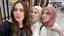 Pamer ekspresi lucu, tiga anggota Geng Mamayu ini curi perhatian. Ngobrol, makan hingga jalan-jalan dilakukan Syifa Hadju, Kesha, dan Margin dalam momen kumpul ini. Banyak yang suka dengan persahabatannya, Geng Mamayu didoakan selalu langgeng. Dalam beberapa momen yang diunggah, kebersamaan salah satu geng artis populer ini sudah seperti kakak adik. (Liputan6.com/IG/@kesharatuliu05)