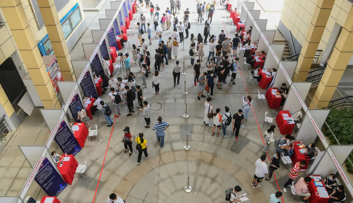 Para pencari kerja mengantre untuk memasuki lokasi bursa kerja yang digelar di Universitas Jianghan di Wuhan, Provinsi Hubei, 1 Juni 2020. Lebih dari 80 perusahaan berpartisipasi dalam bursa kerja luring pertama bagi para lulusan setelah pandemi covid-19 mereda di Wuhan. (Xinhua/Cheng Min)