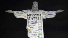 Sebuah gambar yang diproyeksikan ke Christ the Redeemer menyambut penyanyi AS Taylor Swift di Rio de Janeiro, Brasil, pada 16 November 2023. (Florian Plaucher / AFP)
