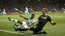 Foto Olahraga Terbaik - Bek Celtic, Kolo Toure, menahan laju gelandang Moenchengladbach, Andre Hanh, pada laga Liga Champions di Glasgow, Skotlandia, Rabu (19/10/2016). (EPA/Robert Perry)