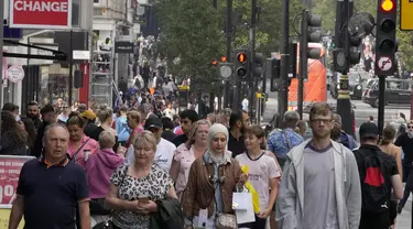 Orang-orang berjalan di sepanjang shopping street di London, Rabu (17/8/2022). Tingkat inflasi Inggris telah mencapai 10,1% pada tahun ini hingga Juli, berdasarkan data dari Kantor Statistik Nasional. Angka tersebut naik dari 9,4% pada bulan Juni dan berada pada level tertinggi dalam lebih dari 40 tahun. (AP Photo/Frank Augstein)