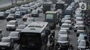 Kendaraan terjebak kemacetan di Jalan Gatot Subroto, Jakarta, Selasa (2/5/2023). (Liputan6.com/Herman Zakharia)