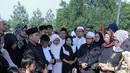Tangis Narji kembali pecah saat jenazah Ayahnya hendak dimasukkan ke liang lahat. Ratusan sanak saudara dan kerabat mengantarkan ke peristirahatan terakhirnya. (Adrian Putra/Bintang.com)