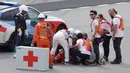 Pecco Bagnaia yang sedang memimpin balapan mengalami highside. Pecco Bagnaia langsung mendapat perawatan di trek dan terlihat dalam kondisi sadar. (AFP/Lluis Gene)