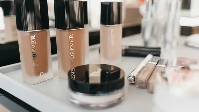 Foundation Cair atau Powder? Kenali Pilihan yang Tepat untuk Kulit Berminyak