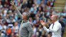 Pelatih Manchester United, Jose Mourinho, memberikan instruksi kepada anak asuhnya saat melawan Burnley pada laga Premier League di Stadion Turf Moor, Burnley, Minggu (2/8/2018). Burnley kalah 0-2 dari MU. (AFP/Lindsey Parnaby)