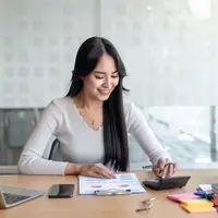 Ilustrasi perempuan membuat anggaran keuangan/copyrightshutterstock/Amnaj Khetsamtip