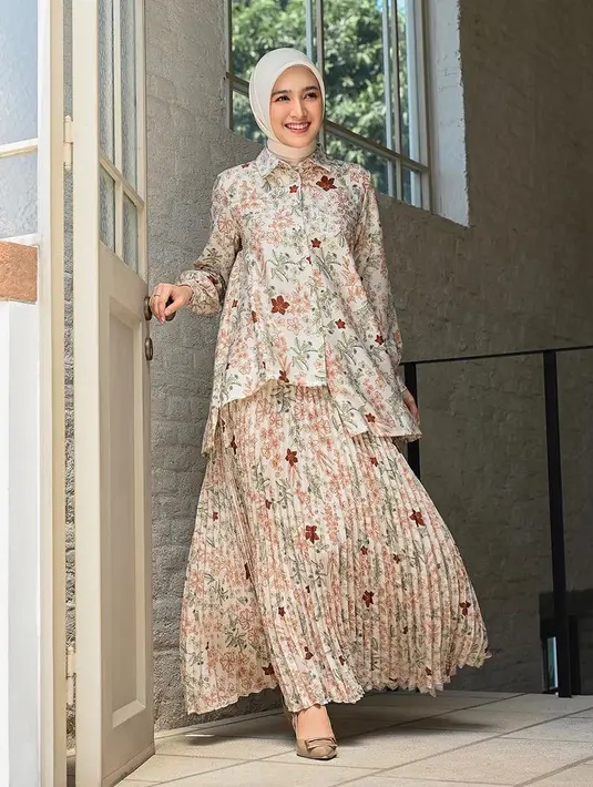 Bisa juga tampil printed on printed seperti Cut Syifa yang mengenakan atasan kemeja lengan panjang bermotif flora yang serasi dengan motif rok panjang plisket. Cukup padukan dengan kerudung putih polos. [@cutsyifaa]