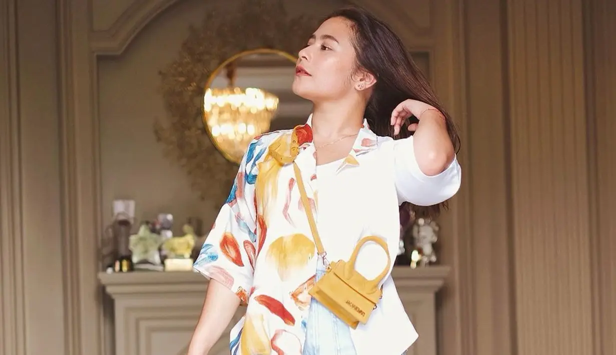 <p>Gaya kasual seakan sudah menjadi andalan wanita kelahiran 1996 ini. Saat hangout ia memilih tampil simpel. Prilly Latuconsina mengenakan kemeja bermotif abstrak. Tas kecil yang dipakai pun senada dengan busananya.(Liputan6.com/IG/@prillylatuconsina96)</p>