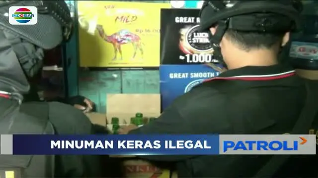 Polres Metro Jakarta Barat gerebek toko penjual minuman keras ilegal di Palmerah pada Sabtu (20/1) dini hari.