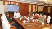 M Hanif Dhakiri saat menerima kunjungan Duta Besar (Dubes) Republik Indonesia untuk Singapura, Ngurah Swajaya, di Kantor Kementerian Ketenagakerjaan, Jakarta Selatan, Jumat (11/5/2018).