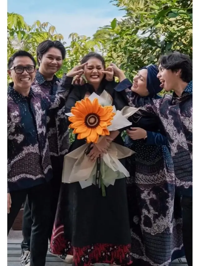 6 Potret Wisuda Nayla Ayu di Singapura, Keluarga Eko Patrio Kompak Pakai Batik