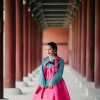 Jalan-jalan ke Korea Pevita Pearce sering pakai fashion item ini. (pevpearce/instagram)