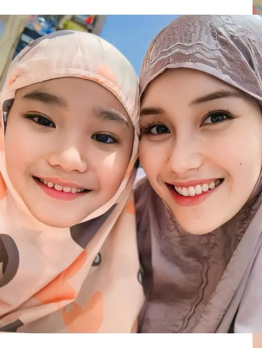 Ayu Ting Ting juga pernah memamerkan potret selfienya bersama Bilqis mengenakan mukena. Ayu Ting Ting memilih mukena cokelat dengan detail lace, sedangkan Bilqis tampil gemas mengenakan mukena oranye yang bercorak. [Foto: Instagram/ayutingting92]