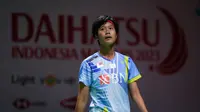 Reaksi kecewa pebulutangkis tunggal putri Indonesia, Putri Kusuma Wardani setelah gagal mencetak poin saat bertanding melawan pebulutangkis tunggal putri Korea Selatan, An Se Young pada laga 16 besar Indonesia Masters 2023 di Istora Senayan, Jakarta, Kamis (26/01/2023). Putri Kusuma Wardani kalah rubber game 21-18, 7-21 dan 10-21.(Bola.com/Bagaskara Lazuardi)