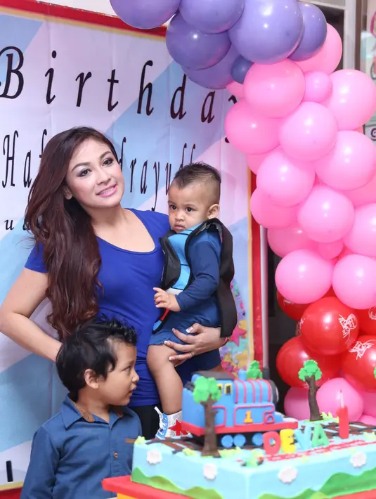 "Anakku sekarang udah setahun. Sebenarnya bukan karena valentine sih. Karena ulang tahunnya berbarengan jadinya kumpul sama adik-adik anak yatim juga di sini," ujar Virnie yang mengawali kariernya dari sinetron Lobi-lobi. (Andy Masela/Bintang.com)