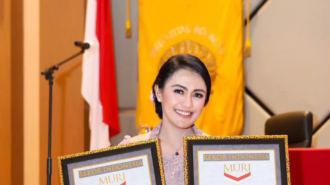 Brigita Manohara Sabet Rekor MURI usai lulus program doktoral di Fakultas Hukum UI.