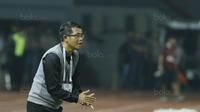Pelatih Arema FC, Joko Susilo, memberikan arahan kepada anak asuhnya saat pertandingan melawan Bhayangkara FC pada laga Liga 1 di Stadion Patriot, Bekasi, Jumat, (4/8/2017). Bhayangkara FC menang 2-1 atas Arema FC. (Bola.com/M Iqbal Ichsan)