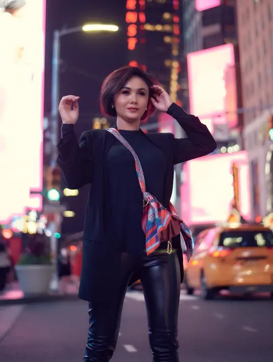 Penampilan Yuni Shara dengan busana serba hitam saat berlibur di luar negeri juga tak lepas dari sorotan publik. Ia pun menambahkan detail gaya OOTD dengan menggunakan sling bag bermotif cerah. (Liputan6.com/IG/@yunishara36)