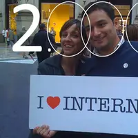 Make up dan busana a la 2000-an ini sudah harus pensiun dan jangan coba dipakai lagi.