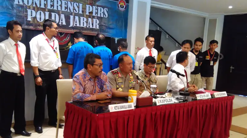 Kapolda Jawa Barat, Irjen Agung Budi Maryoto, merilis kasus suap di Pilkada Garut