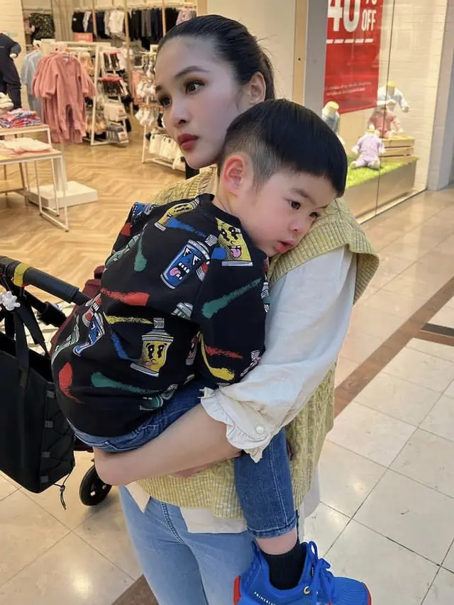 Sandra Dewi Tetap Modis Saat Gendong Anak di Australia, credit: @sandradewi88