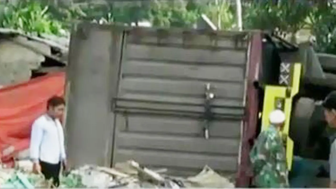 VIDEO: Truk Boks Hantam Mobil dan Rumah di Purwakarta, 4 Tewas