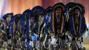 Sejumlah Pria menari selama upacara pembukaan Olimpiade bagi Masyarakat adat, Palmas, Brasil, Jumat (23/10/2015). Sekitar 48 etnik yang akan terdiri atas empat ribu atlet dari 22 negara di dunia ikut dalam Olimpiade ini. (REUTERS/Ueslei Marcelino)