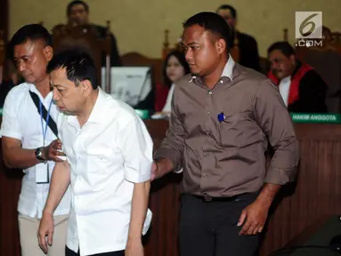 Tersangka korupsi proyek E-KTP Setya Novanto (tengah) saat mengikuti sidang perdana di Pengadilan Tipikor, Jakarta, Rabu (13/12). Sidang beragendakan pembacaan dakwaan dari Jaksa Penuntut Umum KPK. (Liputan6.com/Helmi Fithriansyah)