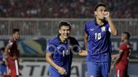 Selebrasi gol Teerasil Dangda dalam final leg pertama Piala AFF 2016 antara Indonesia vs Thailand di Stadion Pakansari, Cibinong, Jawa Barat, Rabu (14/12/2016).  (Bola.com/Peksi Cahyo)