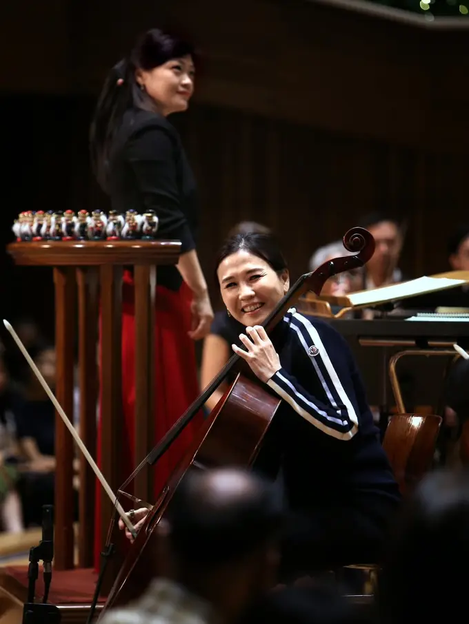Potret Cantik Veronica Tan Bermain Cello di Hari Natal, Tampil Elegan Meski Tanpa Dress Mewah