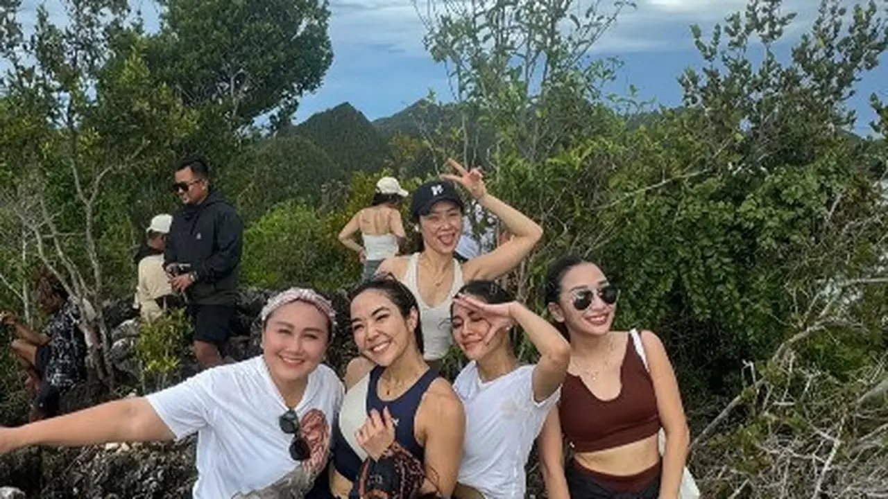 5 Potret Keseruan Gisel dan Naysilla Mirdad Healing ke Raja Ampat ...