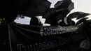 Sebuah spanduk berisi sindiran kepada pemerintah dibentangkan saat aksi Kamisan di depan Istana Negara, Jakarta, Kamis (21/5/2015). Kontras menilai pemerintah telah gagal memberikan kepastian hukum. (Liputan6.com/Johan Tallo)