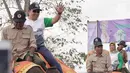 Ketua DPP PKB, Muhaimin Iskandar menyapa masyarakat sekitar pada pembukaan Festival Way Kambas 2017, di Provinsi Lampung, Sabtu (11/11). Kegiatan ini digelar untuk mempromosikan potensi pariwisata setempat. (Liputan6.com/Pool/Agus)