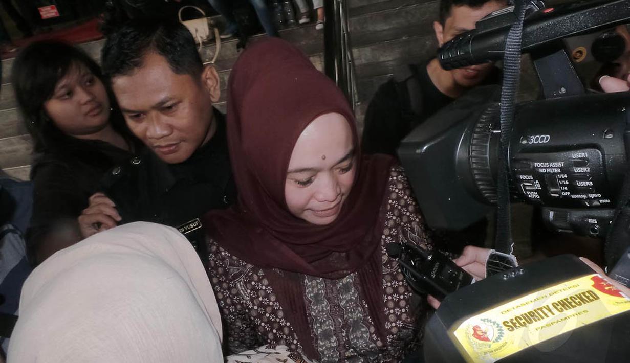 Selasa (12/8/14), anggota Komisi X DPR,  Ratu Siti Romlah memenuhi panggilan KPK, Jakarta. (Liputan6.com/Faizal Fanani) 