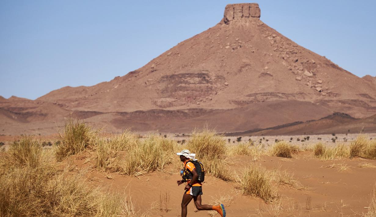 Seorang peserta beraksi di Etape 3 Marathon des Sables antara Oued Moungarf dan Ba Hallou di selatan Gurun Sahara, Maroko, (12/4/2016). (AFP/Jean-Philippe Ksiazek)