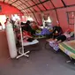 Pasien COVID-19 menjalani perawatan di dalam tenda darurat di RSUD Kota Bekasi, Jawa Barat, Jumat (25/06/2021). Puluhan pasien covid-19 saat ini dirawat dalam tenda darurat karena keterisian tempat tidur yang penuh akibat lonjakan kasus. (merdeka.com/Arie Basuki)