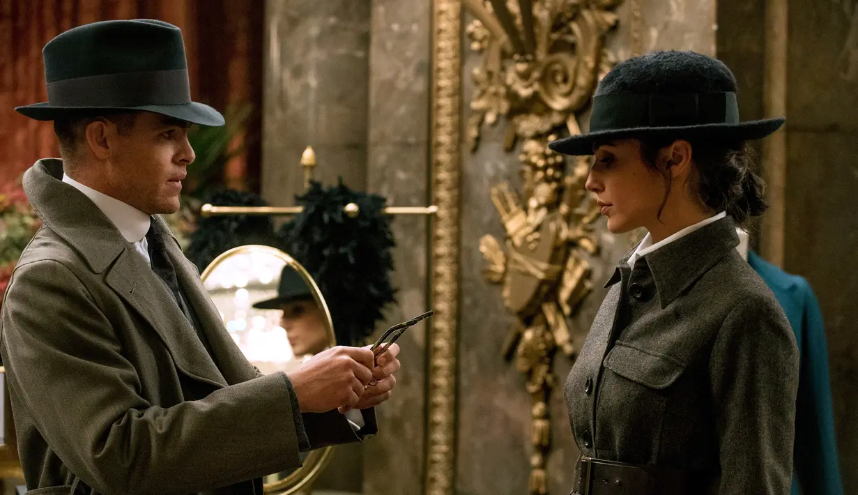 Gal Gadot beradu akting dengan Aktor Chris Pine saat syuting film Wonder Woman. Film ini disutradarai oleh Patty Jenkins ditulis oleh Allan Heinberg dan Geoff Johns, dari cerita oleh Heinberg dan Zack Snyder. (Clay Enos/Warner Bros. Entertainment via AP)