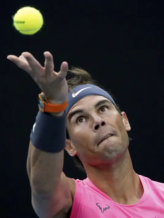 Petenis Spanyol, Rafael Nadal meservis bola saat bertanding melawan Nick Kyrgios dari Australia selama pertandingan tunggal putaran keempat di kejuaraan tenis Australia Terbuka di Melbourne, Australia (27/1/2020). Rafael Nadal menang dengan skor 6-3, 3-6, 7-6 (6), 7-6 (4). (AP Photo/Andy Wong)