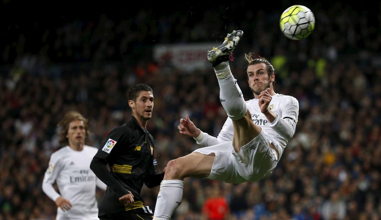 Gareth Bale ikut menyumbangkan gol ke gawang Sevilla pada lanjutan La Liga Spanyol pekan ke-30 di Stadion Santiago Bernabeu, Senin (21/3/2016) dini hari WIB.  (REUTERS/Sergio Perez)